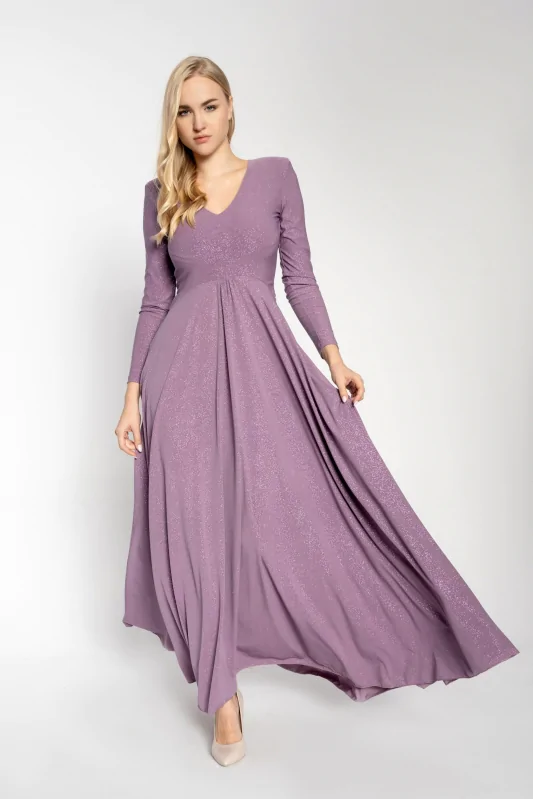 długa suknia wieczorowa w kolorze fioletowym z połyskiem