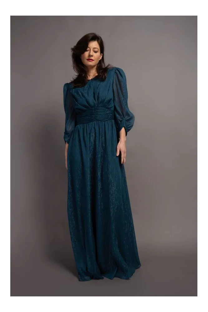długa wieczorowa sukienka w kolorze niebieskim, z metalizowaną nitką