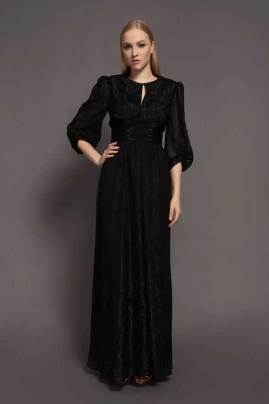 długa wieczorowa sukienka w kolorze czarnym, z metalizowaną nitką