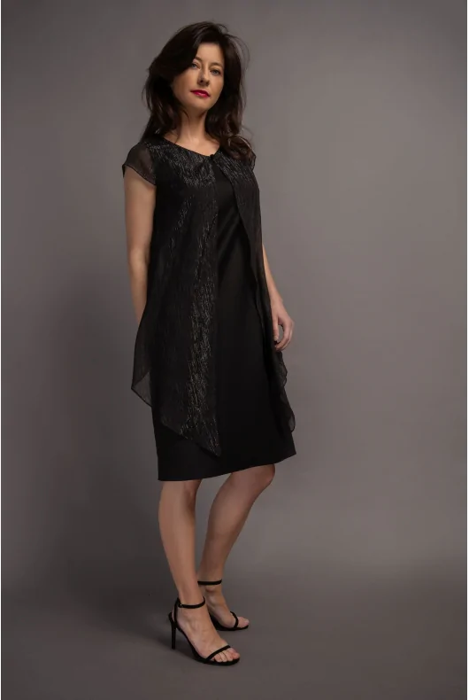 czarna sukienka mini bez rękawów ze zwiewną narzutką.
