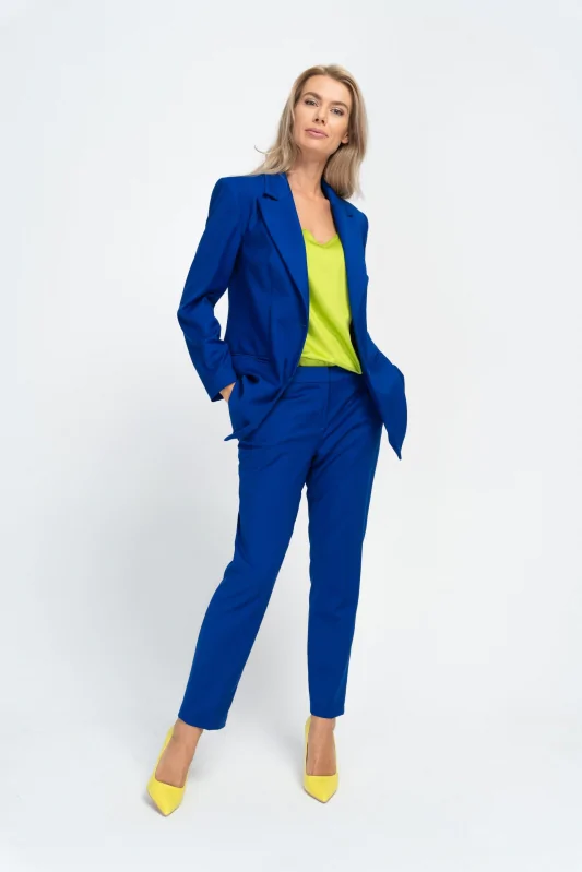 niebieski garnitur damski i bluzka w kolorze limonkowym