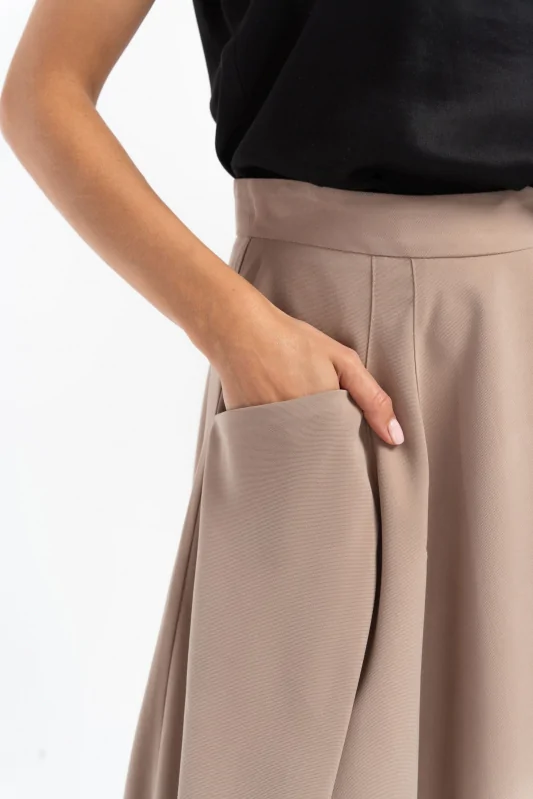 Elegancka rozkloszowana spódnica midi z wiskozy w kolorze beżowym