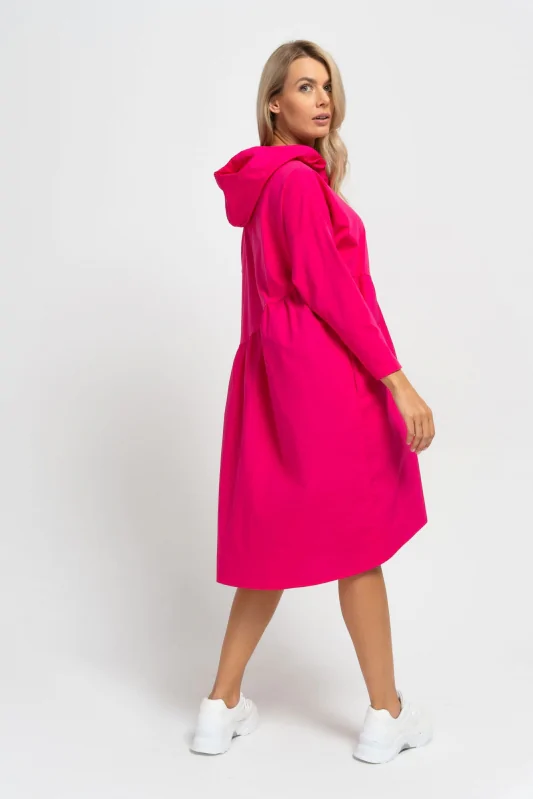 różowa sukienka oversize, z kapturem, z asymetrycznym dołem