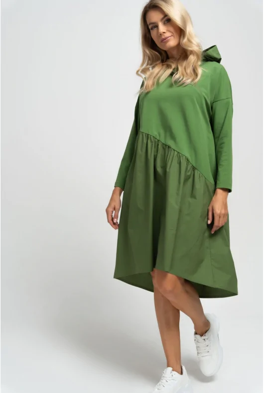 zielona sukienka oversize, z kapturem, z asymetrycznym dołem