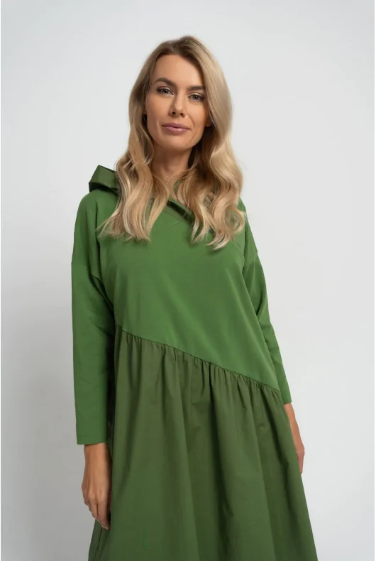 zielona sukienka oversize, z kapturem, z asymetrycznym dołem