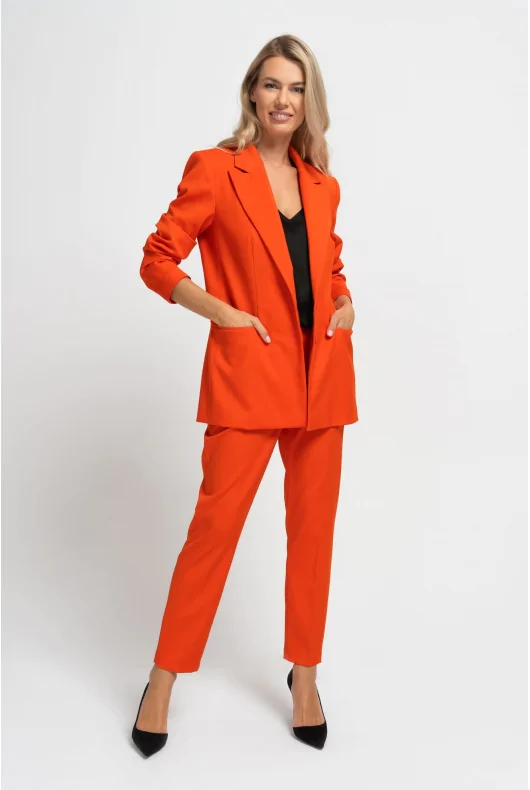 pomarańczowy garnitur damski i bluzka w kolorze czarnym