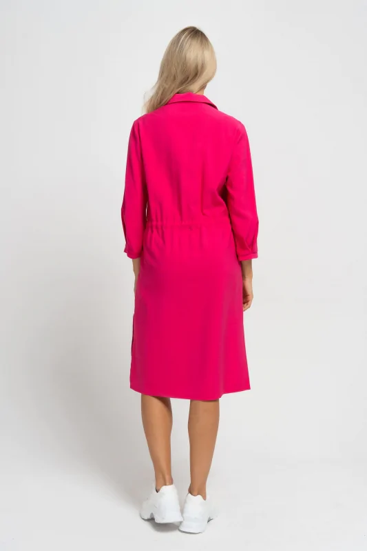 Różowa sukienka damska midi do kolan, z rękawami 3/4, ze sznurkiem w pasie.