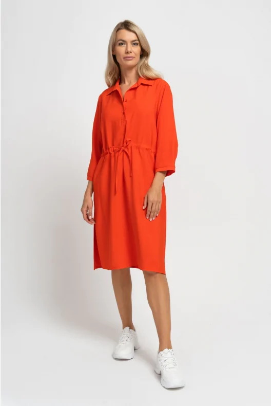 Pomarańczowa sukienka damska midi do kolan, z rękawami 3/4, ze sznurkiem w pasie.