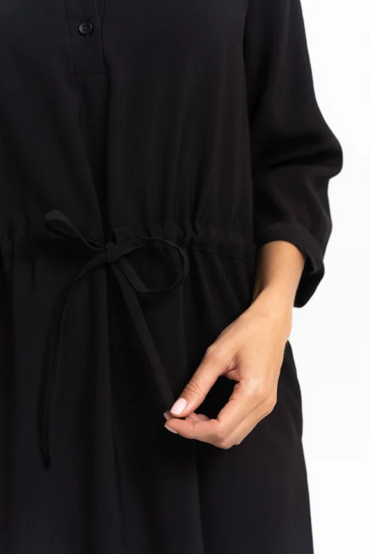 Czarna sukienka damska midi do kolan, z rękawami 3/4, ze sznurkiem w pasie.