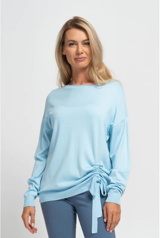 gładki wiskozowy sweterek z ozdobnym marszczeniem w kolorze niebieskim