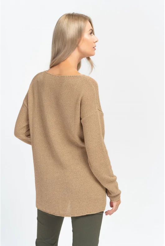 Beżowy sweter z dekoltem v i dłuższym tyłem