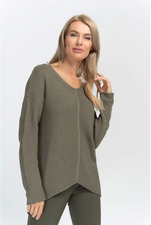 Sweter khaki z dekoltem v i dłuższym tyłem