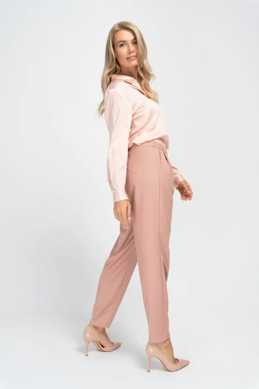 Eleganckie damskie spodnie cygaretki w kant w kolorze pudrowego różu