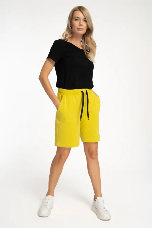 Damskie dresowe szorty do kolan w kolorze zółtym - limonkowym.