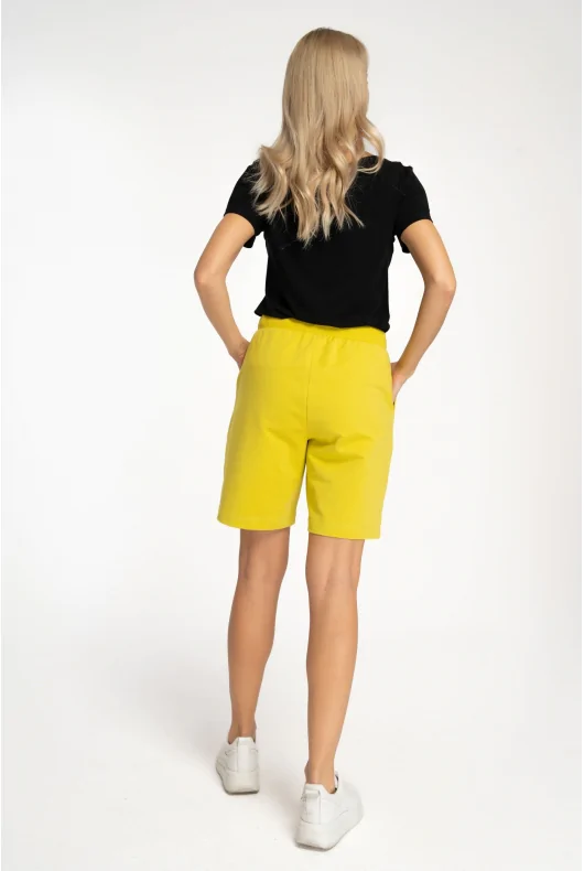 Damskie dresowe szorty do kolan w kolorze zółtym - limonkowym.