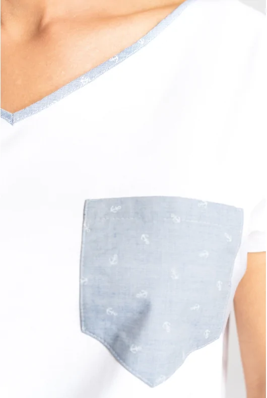 biała bluzka z mikromodalu z krótkim rękawem i niebieską kieszonką