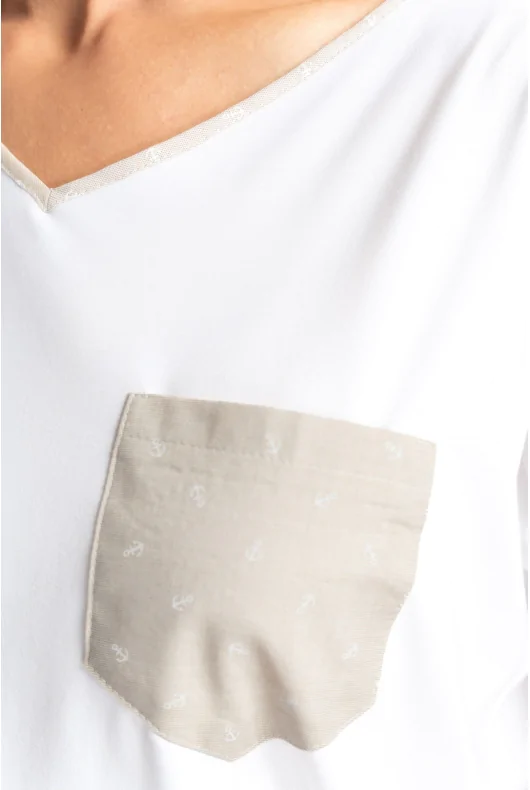 biała bluzka z mikromodalu z krótkim rękawem i beżową kieszonką