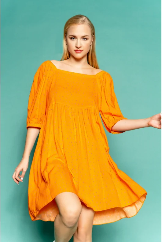 wiskozowa  sukienka oversize w kolorze pomarańczowym, w fioletowy wzór