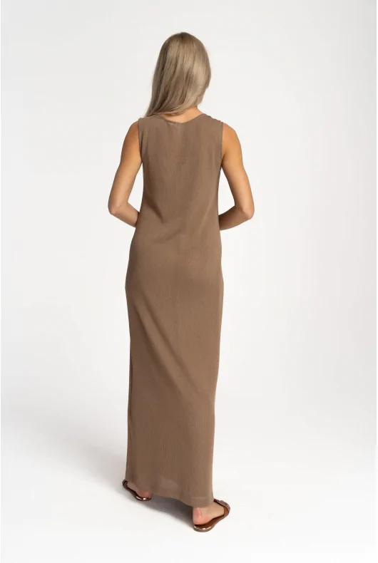 długa dzianinowa sukienka bez rękawów w kolorze brązowym