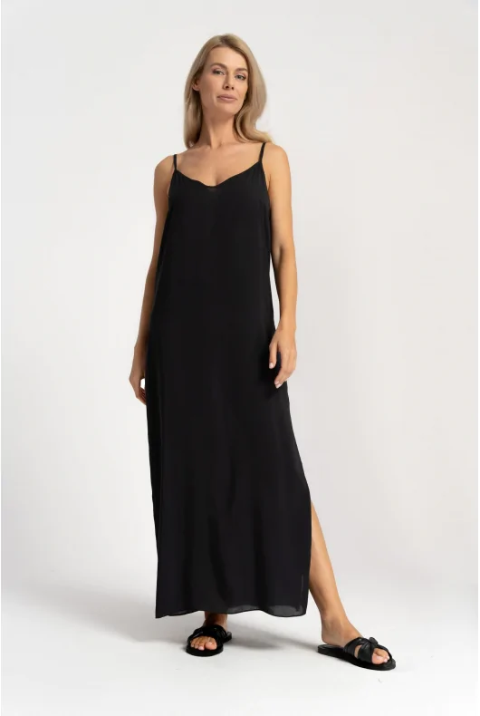 długa wiskozowa sukienka MAXI na cienkich regulowanych ramiączkach w kolorze czarnym