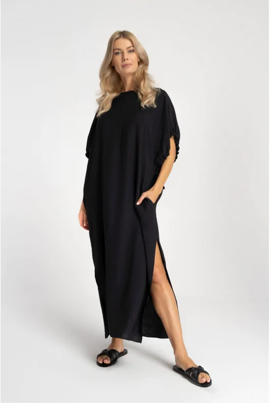 długa sukienka oversize w kolorze czarnym ze ściągaczem na rękawach.