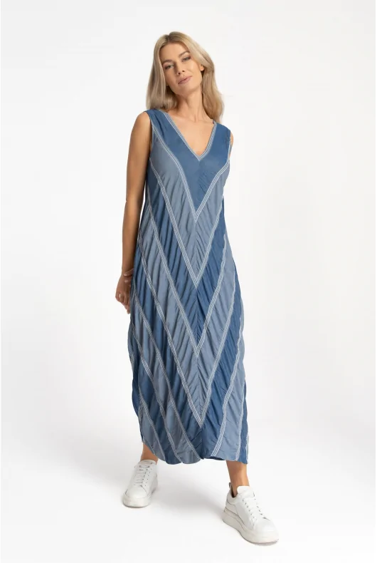 niebieska sukienka maxi oversize w geometryczne pasy