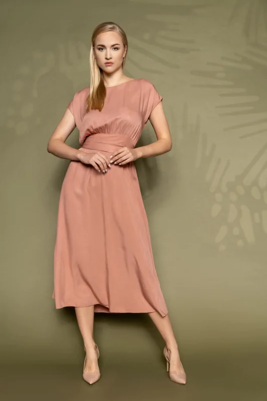 różowa sukienka MIDI z krótkim rękawem, wiązana w pasie