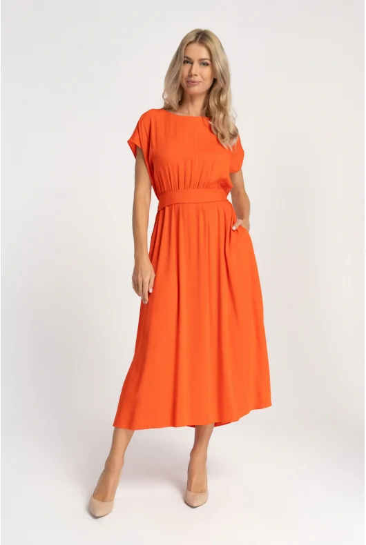 Elegancka, pomarańczowa sukienka midi z wiązaniem w pasie