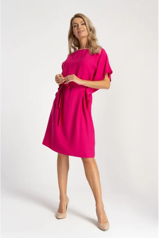 różowa sukienka z wiskozy z nietoperzowymi rękawami i paskiem