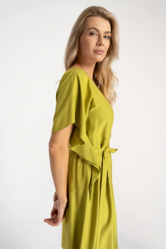 zielona sukienka z wiskozy z nietoperzowymi rękawami i paskiem