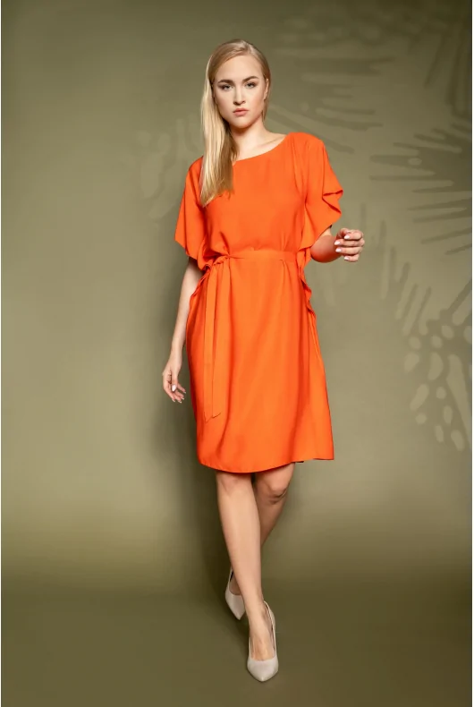 Pomarańczowa sukienka midi wiązana w pasie