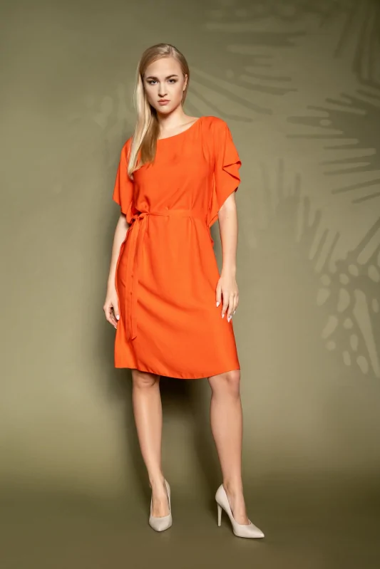 Pomarańczowa sukienka midi wiązana w pasie