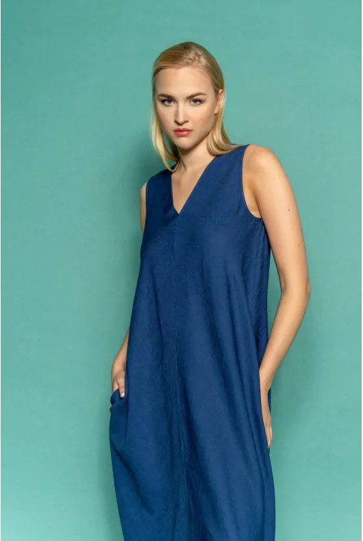 długa sukienka maxi z lnem bez rękawów w kolorze niebieskim
