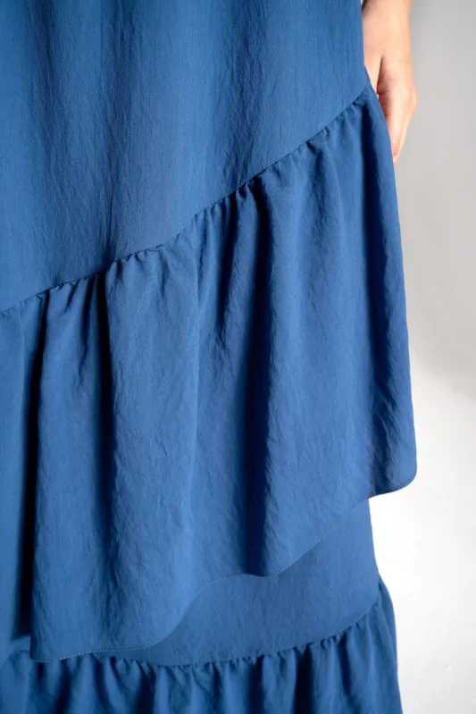 długa spódnica z falbanami w stylu boho w kolorze niebieskim