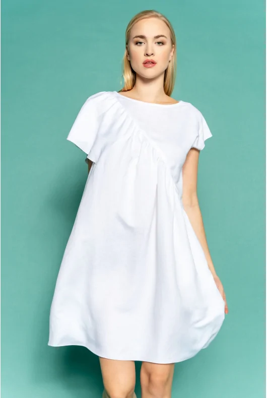 biała sukienka MINI z lnu z asymetryczną falbaną