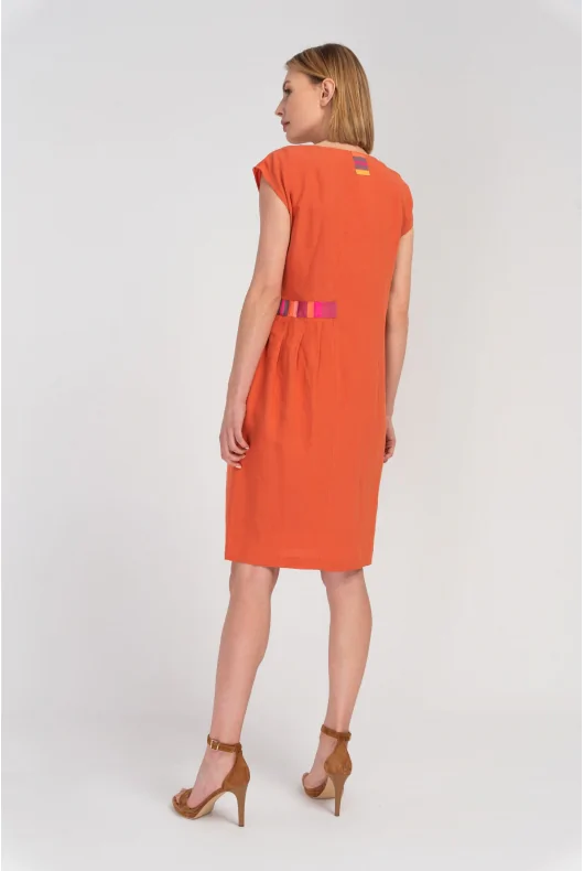 Lniana sukienka midi w kolorze pomarańczowym.
