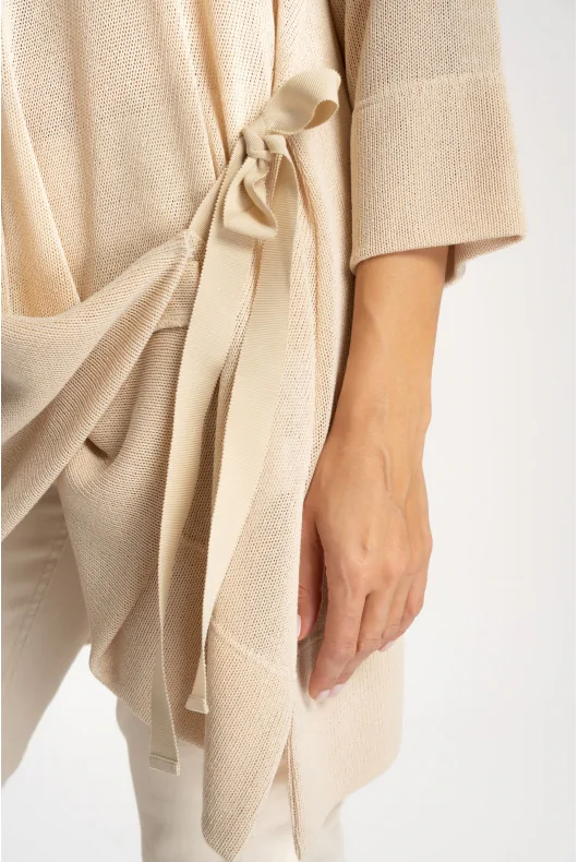 wiskozowa bluzka, tunika w kolorze beżowym, z ozdobnym wiązaniem i guzikami.