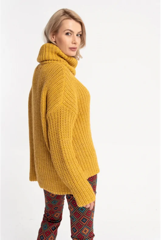 żółty, gruby sweter z golfem z dodatkiem wełny