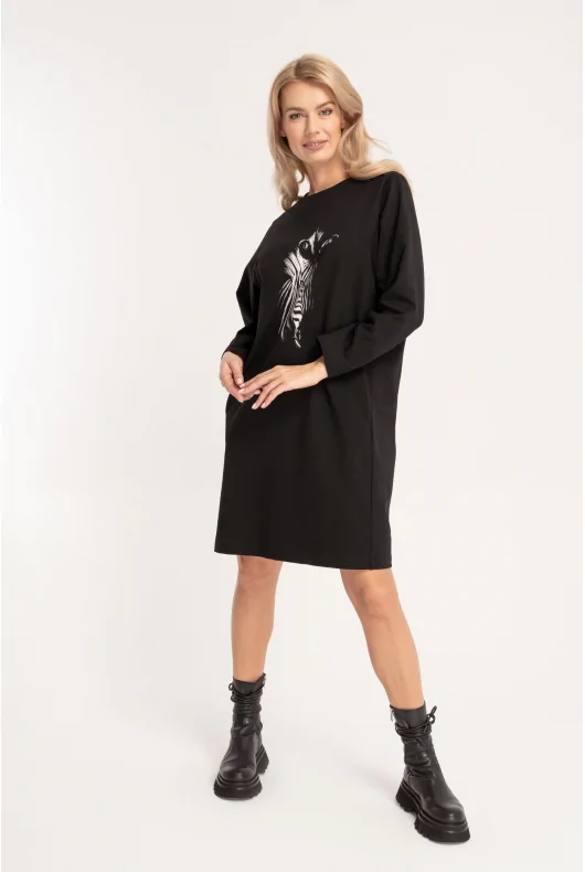 czarna sukienka z dzianiny dresowej w kolorze z autorskim nadrukiem