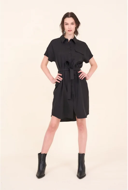 Czarna sukienka mini z krótkim rękawem