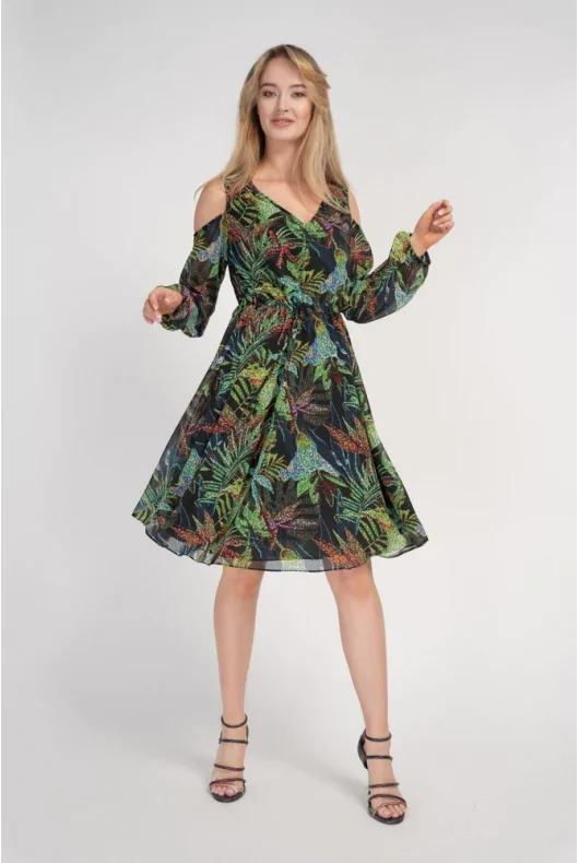 Rozkloszowana sukienka w tropikalny wzór