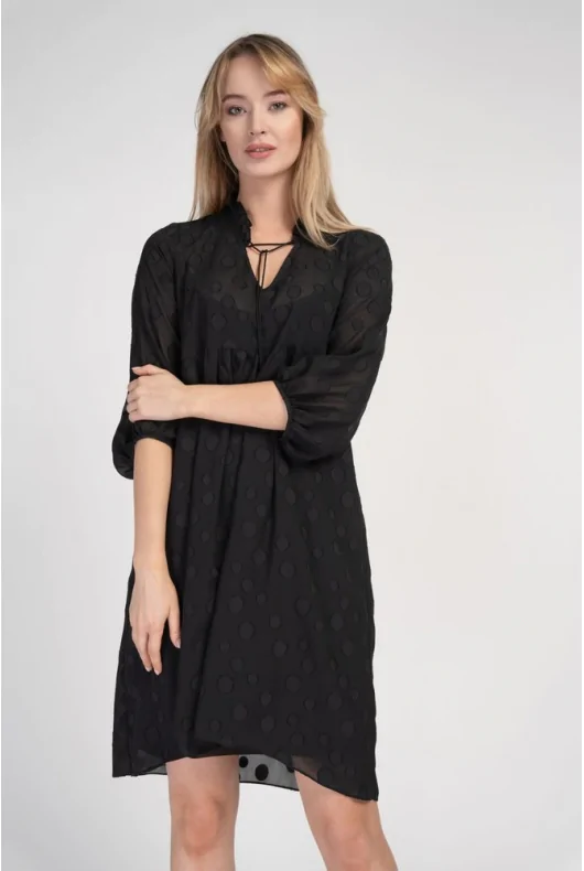 Czarna sukienka szyfonowa w groszki - mała czarna