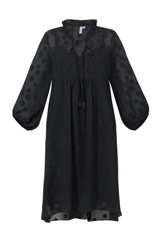 Czarna sukienka szyfonowa w groszki - mała czarna